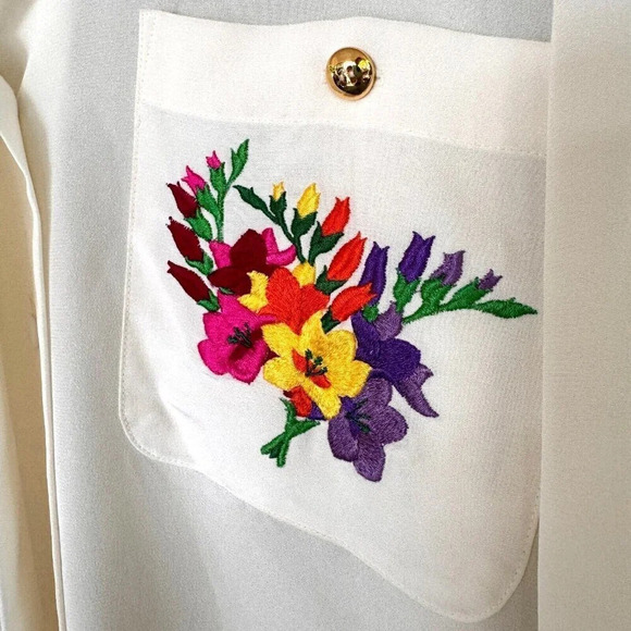 Simon Chang cream/ivory blouse with floral pocket and gold buttons size 8 EUC - Picture 2 of 4